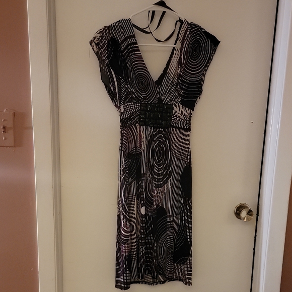 Bisou Bisou Dresses & Skirts - Bisou Bisou Black and White Sheath Dress with Flutter Cap Sleeves